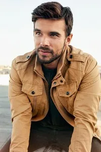 영화배우인 조쉬 스위카드의 대표 이미지