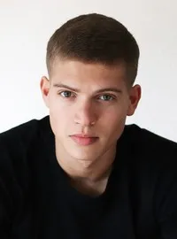 영화배우인 요스하 스트라도브스키의 대표 이미지