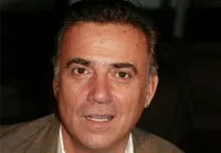 배우인 마시모 지니의 대표 이미지