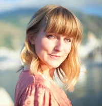 영화배우인 리지 졸린의 대표 이미지