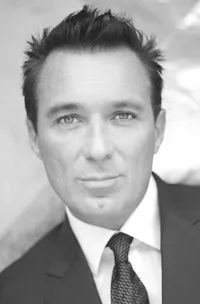 배우인 마틴 켐프의 대표 이미지