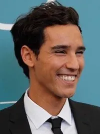 영화배우인 아담 베사의 대표 이미지