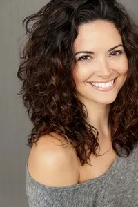 영화배우인 데니스 퀴노네스의 대표 이미지