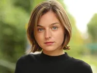 영화배우인 엠마 코린의 대표 이미지