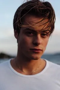 영화배우인 헤르만 툄메로스의 대표 이미지