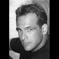 영화배우인 로버트 러슬러의 대표 이미지