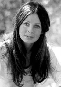 배우인 사라 마일즈의 대표 이미지