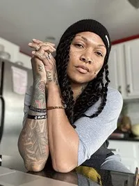 영화배우인 칼리 레이즈의 대표 이미지