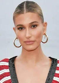 패션모델인 헤일리 볼드윈의 대표 이미지