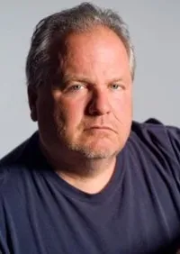 배우인 구기 그레스의 대표 이미지