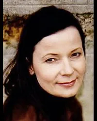 배우인 도미니크 레이몬드의 대표 이미지