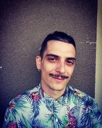 영화배우인 니코스 제기노글루의 대표 이미지