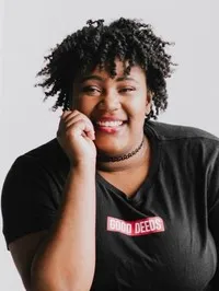 영화배우인 나일라 라벨의 대표 이미지