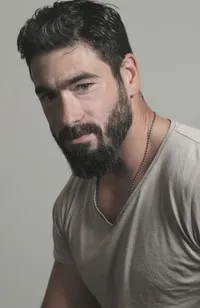 영화배우인 카를로스 카르발로의 대표 이미지