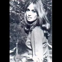 배우인 수지 켄달의 대표 이미지