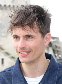 영화배우인 라파엘 퀴나르의 대표 이미지