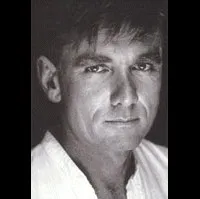 배우인 존 하그리브스의 대표 이미지