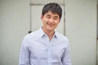 연극배우인 윤정일의 대표 이미지