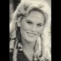 배우인 케이트 맥닐의 대표 이미지