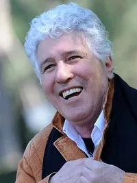 배우인 니네토 다볼리의 대표 이미지