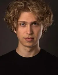 영화배우인 마티아스 스토르회이의 대표 이미지