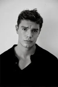 영화배우인 카를로스 샌슨 쥬니어의 대표 이미지