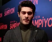 영화배우인 부라크 데니즈의 대표 이미지