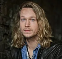 영화배우인 알렉스 길리슨의 대표 이미지