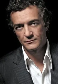 배우인 로제리오 사모라의 대표 이미지