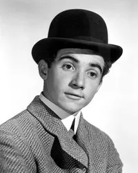 배우인 스코티 베켓의 대표 이미지