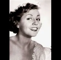 배우인 수지 델라이어의 대표 이미지