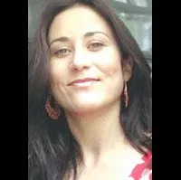 배우인 루미 카바조스의 대표 이미지