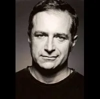 배우, 감독, 각본인 톰 길로이의 대표 이미지