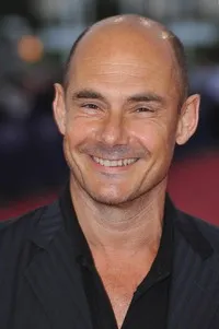 영화배우인 베르나르 캄팡의 대표 이미지