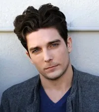 영화배우인 로건 바솔로뮤의 대표 이미지