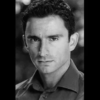 영화배우인 다니엘 칼타지론의 대표 이미지