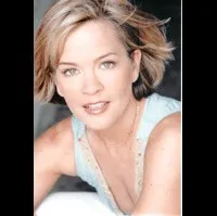 배우, 제작/기획, 감독인 엘리 코넬의 대표 이미지