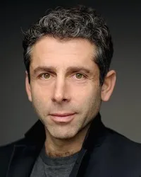 배우인 엘리어트 레비의 대표 이미지