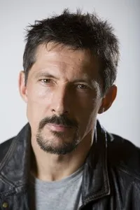 배우인 피터 윙필드의 대표 이미지