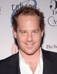 배우인 애덤 제임스의 대표 이미지