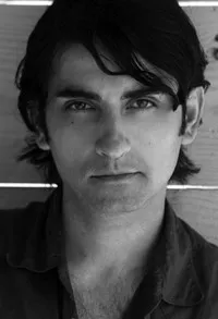 영화배우인 아크바 커샤의 대표 이미지