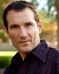 배우인 안소니 타일러 퀸의 대표 이미지