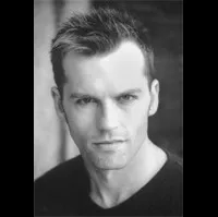 배우인 트레버 St.  존의 대표 이미지