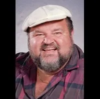 영화배우인 돔 델루이스의 대표 이미지