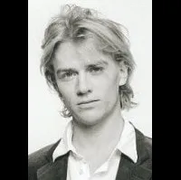 배우인 안토니 케머링의 대표 이미지