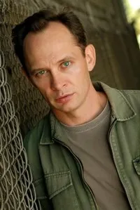 배우인 브렛 릭카비의 대표 이미지