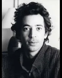 배우인 에릭 엘모스니노의 대표 이미지