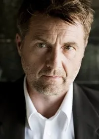 배우인 옌스 요른 스포태그의 대표 이미지