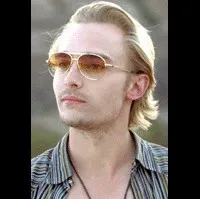 배우, 각본인 조이 컨의 대표 이미지