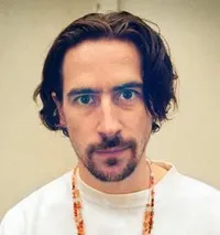 배우인 올라 라파스의 대표 이미지